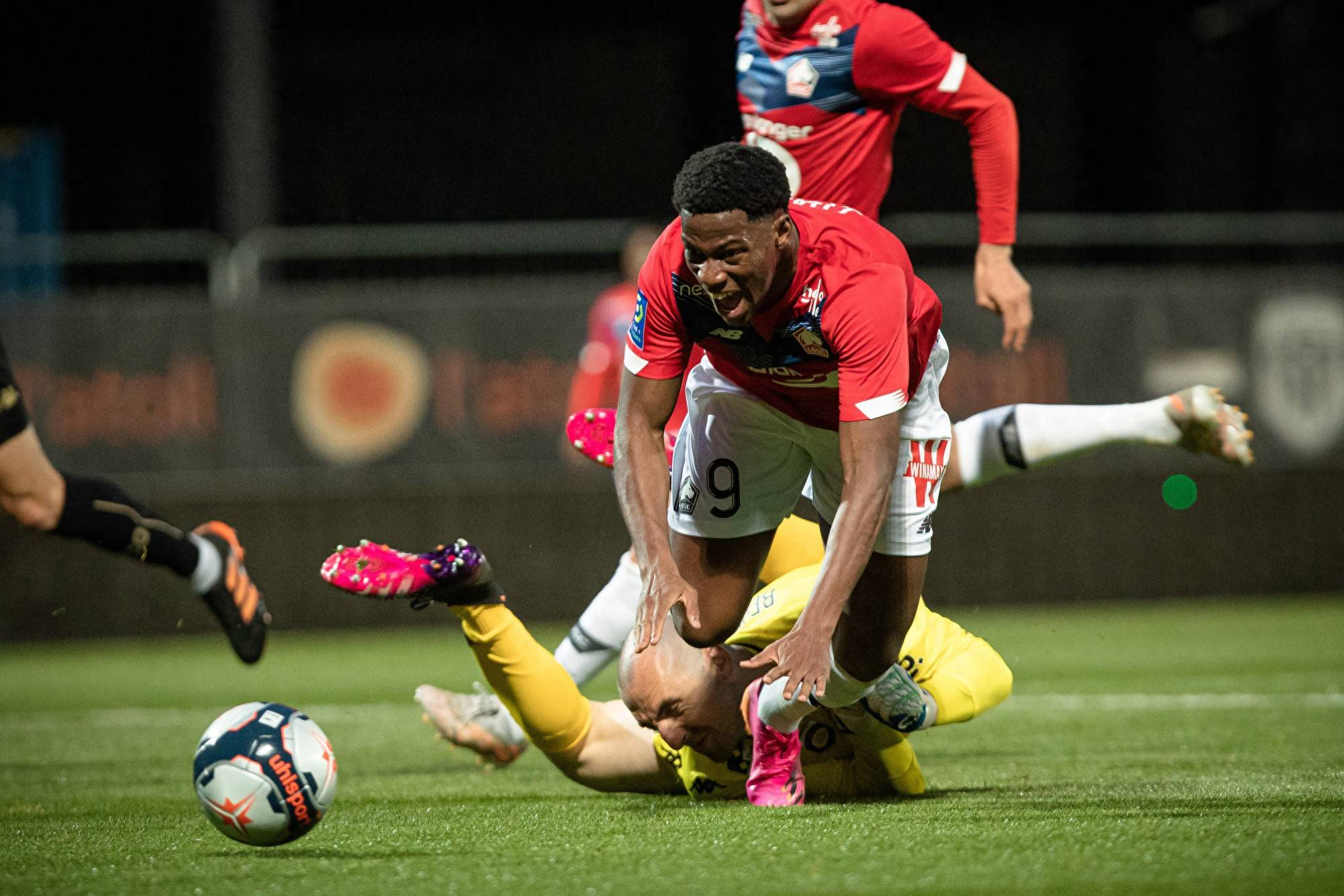  欧冠季后赛对决在即！国际米兰演练定位球，金州勇士密集防守应对